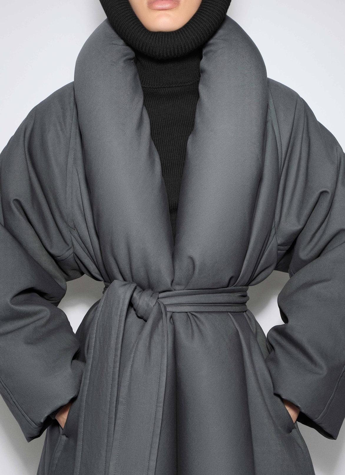 TRENCH TUBULAIRE REMBOURRÉ EN GABARDINE DE COTON  ALAÏA TRENCH TUBULAIRE REMBOURRÉ EN GABARDINE DE COTON  CENDRE